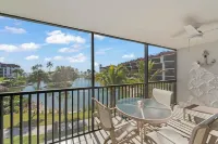 Completely renovated one bedroom on the beach, 65' Samsung TV tennis, pool.