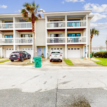 Ocean-view Townhome With Balcony & W/D - Walk to Beach - Dog-friendly