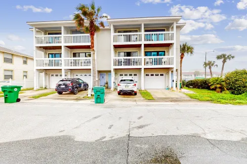 Ocean-view Townhome With Balcony & W/D - Walk to Beach - Dog-friendly - Sea View