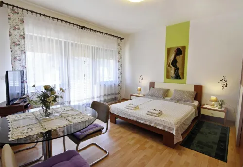 Spacious Apartment With Parking