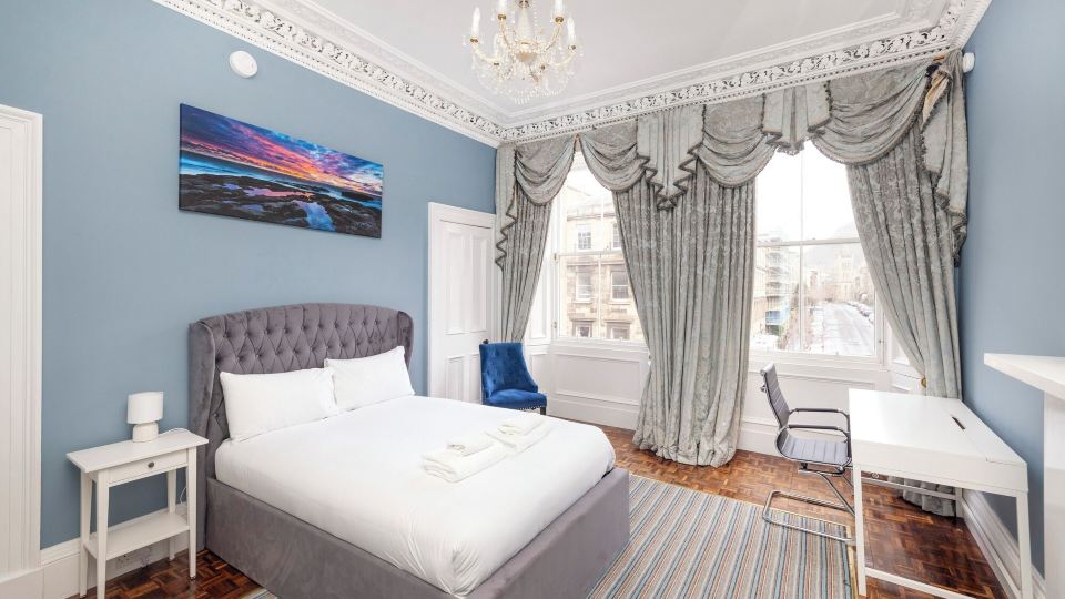 Stylish Southside Flat Near Old Town