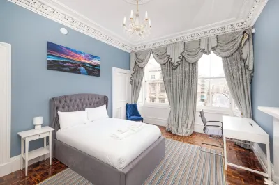 Stylish Southside Flat Near Old Town Hotels in Newington