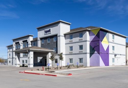 Spark by Hilton Midland South - Housity