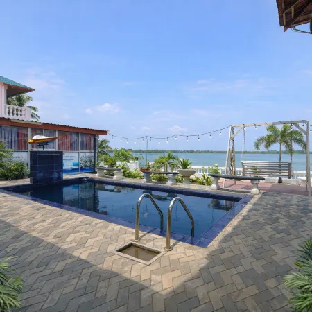 Dinuda Lagoon Hotel
