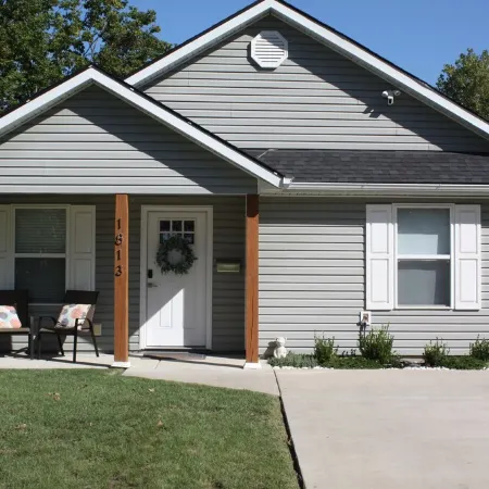 Charming Home with Firepit, Large Fenced Yard, Pet Friendly.