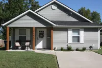 Charming Home with Firepit, Large Fenced Yard, Pet Friendly.