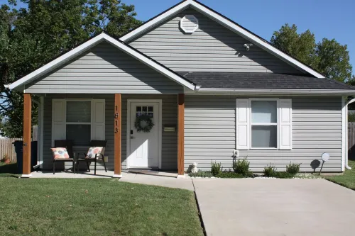 Charming 3Br/2Bath Home with Firepit, Large Fenced Yard, Pet Friendly.