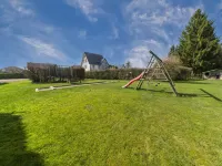 ディライトフル ヴィラ イン スールブロット ウィズ スイミングプール、テラス - 3つ星