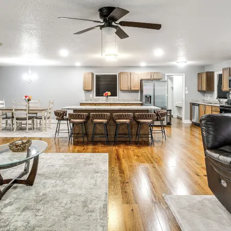 Walk to Tift Regional Health! Refined Home w/ Yard Hotele w: Tift County