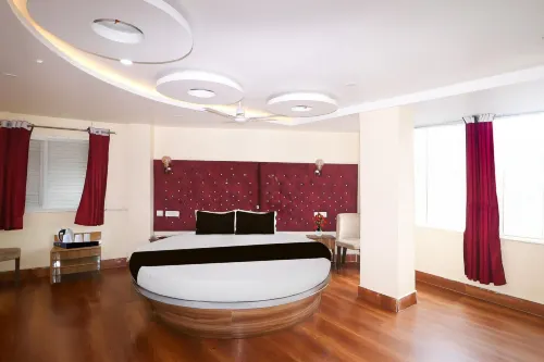 Super Deluxe Roomhotel Rise and Dine Restaurant