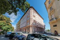 Budapest Classic Charm 2BR Cornertub SmartTV Hotels in 