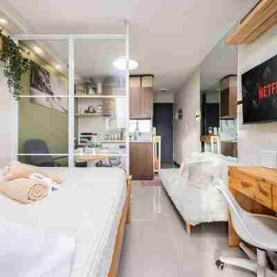 Cozy Wood-Cabin Studio with Balcony & Warm Lighting Rooms
