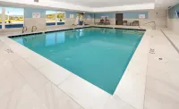 Holiday Inn Express & Suites ROSEBURG NORTH by IHG - piscina
