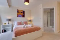 Modern Cambridge Home Business & Holiday Stays - balcony