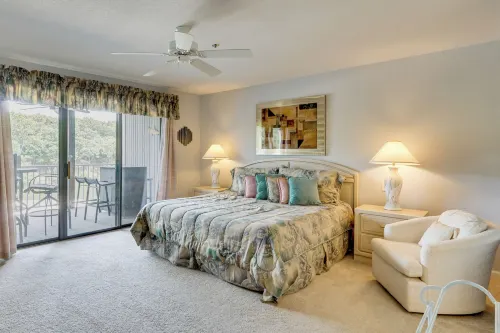 Tranquil Osage Beach Condo w/ Waterfront Decks! - 3 tähden
