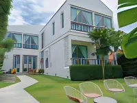 White Wall Riverfront Hotel - พร้อมอาหารเช้า