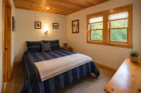 Chalet • Jacuzzi Tub • Nordic Village Pools • Sleeps 7 • Near Storyland & Skiing - Pools