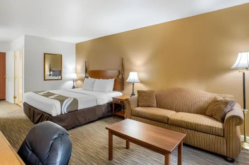 Quality Inn & Suites Tulare - parking