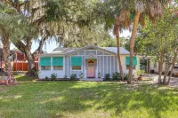 Palm Cottage: Walk to Darien Waterfront & Fort - WiFi