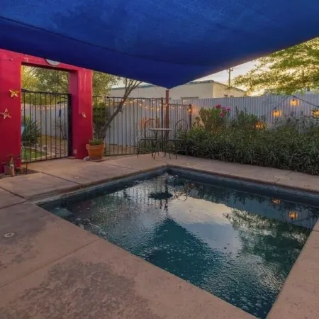 Artsy Historic Downtown 2BR w large backyard & private Salt Water Spa Pool