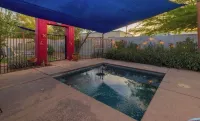 Artsy Historic Downtown 2BR w large backyard & private Salt Water Spa Pool - 私人泳池
