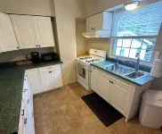 Spotless, Quiet 2Br Cottage: Private Deck, Big TV, Yard—Near Museums & Parks - 2-Star