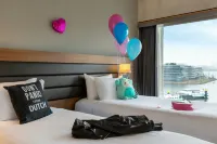 Moxy Amsterdam Houthavens - Pools