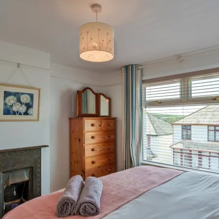 Peaceful Lochside Retreat for 4