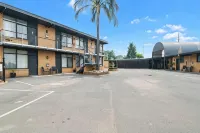Avondel Motor Inn - parking