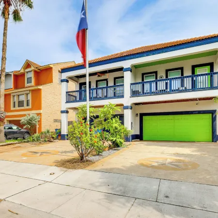 Steps to Beach: Oceanside Townhome w/ Heated Pool
