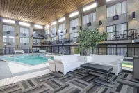 Sandman Hotel & Suites Kelowna - Kolam Renang
