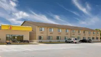 Super 8 by Wyndham Macomb - 2-Star