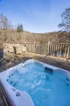 Riverbank- Glass-Fronted Riverside Stay -Hot Tub - Villas