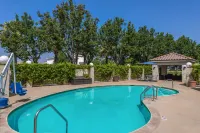 Hampton Inn & Suites Ontario - Pools