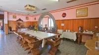 A Railway Lodge - Bãi đậu xe