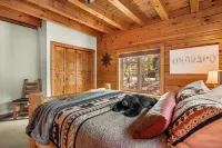 LOG CABIN w/Mtn View, Hot Tub, & Fireplace! - Chalets