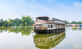 OYO 24611 Houseboat Water Cruise Sharing