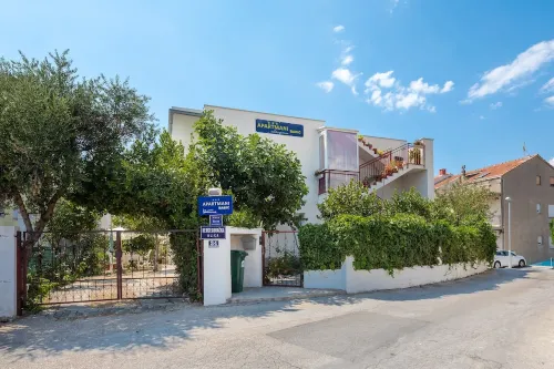 A1 - Apt Near Beach with Patio Parking and Grill