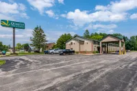 Quality Inn & Suites Marinette Hotels in Marinette