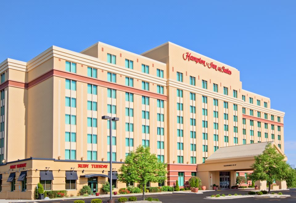 a large hotel building , possibly a hotel or a hotel , located in a city setting at Hampton Inn & Suites Chicago North Shore