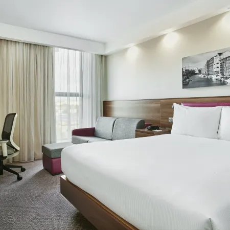 Hampton by Hilton Bristol City Centre Отели рядом с достопримечательностью «Темпл»