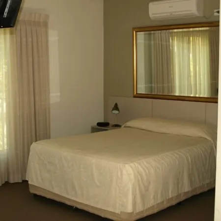 Francis Phillip Motor Inn and the Lodge