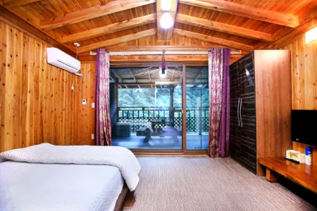 Namwon White Yeoul Pension Отели рядом с достопримечательностью «Silsangsa Temple»