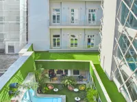 Chic & Basic Gravity Hotels near Rivoli Theatre