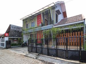 RedDoorz Near Hartono Mall