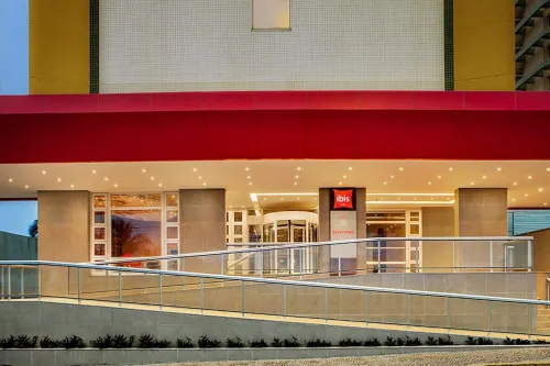 ibis Macae - parking