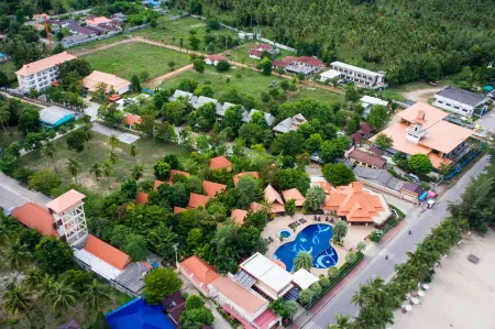 Baan Grood Arcadia Resort & Spa Отели рядом с достопримечательностью «Wat Don Yang»