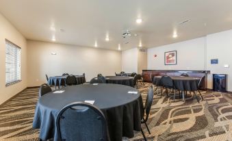 Cobblestone Hotel & Suites - Hutchinson