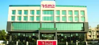 Regenta Central Harsha Vapi - Parkplatz