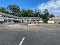 Baymont by Wyndham Cheraw - parking